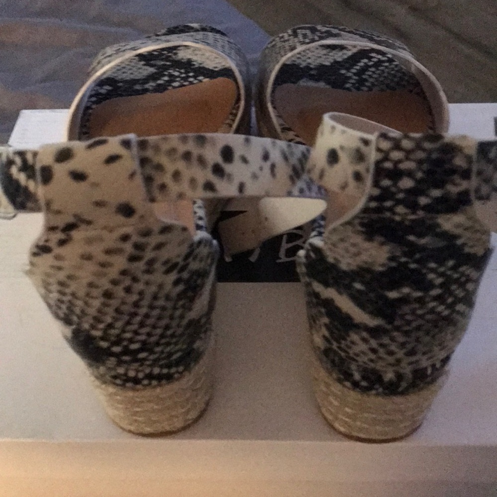 New, flatform python print sandals never worn. - Picture 4 of 5